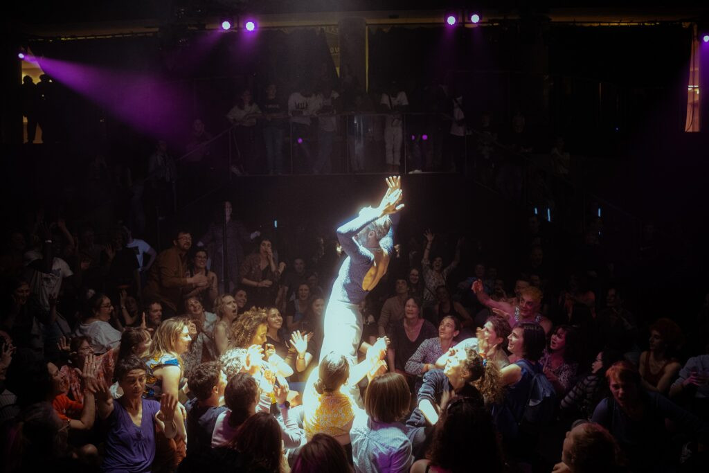 Le comédien du Collectif ES pendant Karaodance joué pendant SPLATCH !