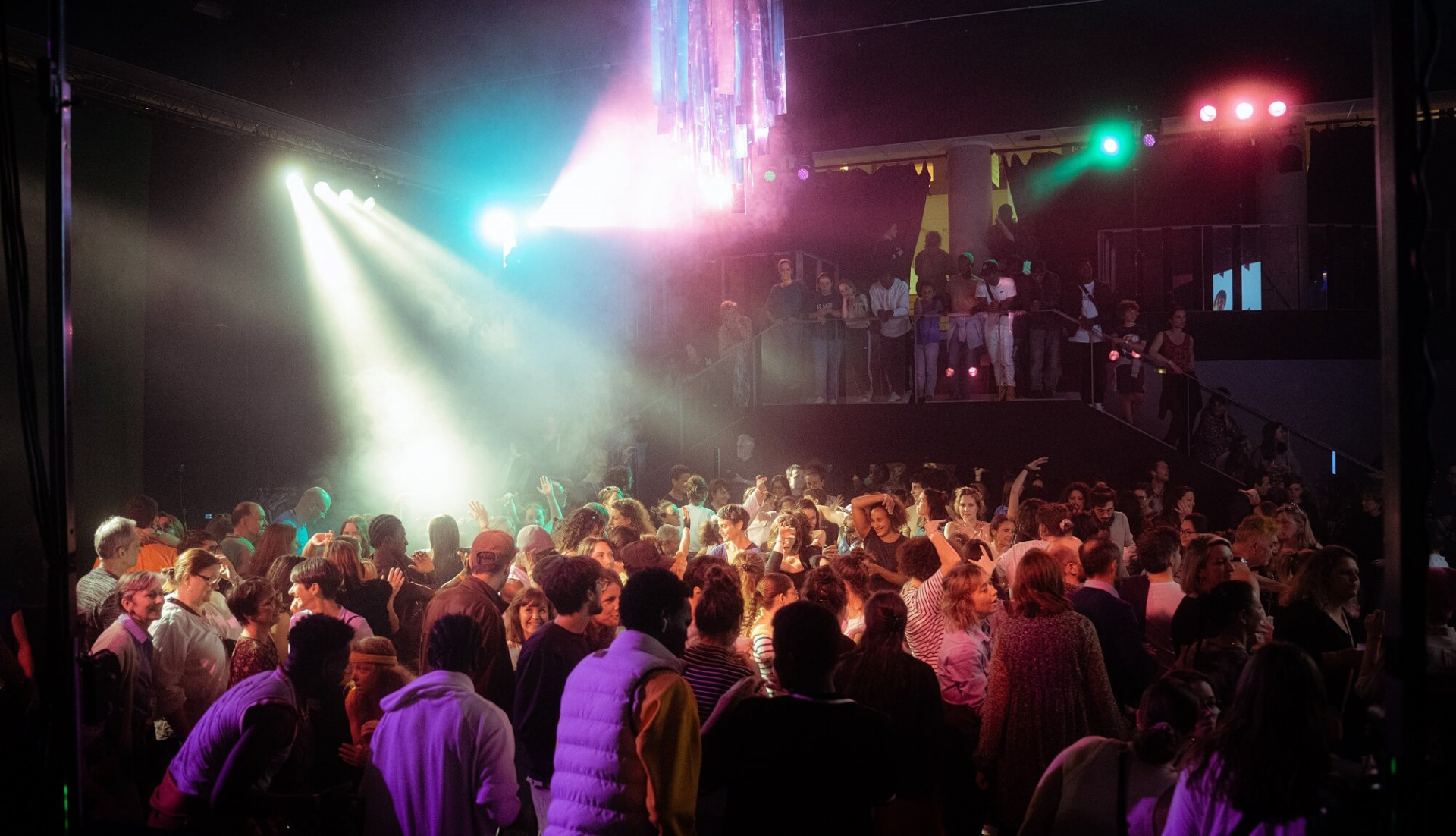 Karaodance, pendant la 2nd édition du festival SPLATCH ! à La Passerelle, scène nationale de Saint-Brieuc. Une photo de Lucas Arnould